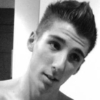 Pour dialoguer avec maxthedouche, telechargez son Messenger